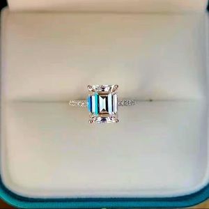 18k gold 3c emerald moissanite ring & side diamond